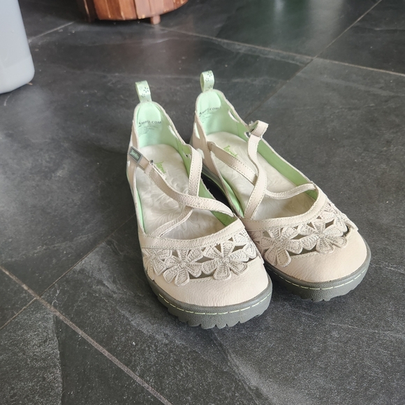 Jambu Cream Flats with Elastic Straps and Rubber Soles - Picture 1 of 4
